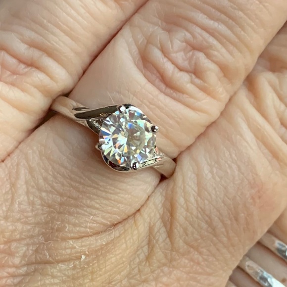 Jewelry - 1.31 ct white Moissanite solitaire